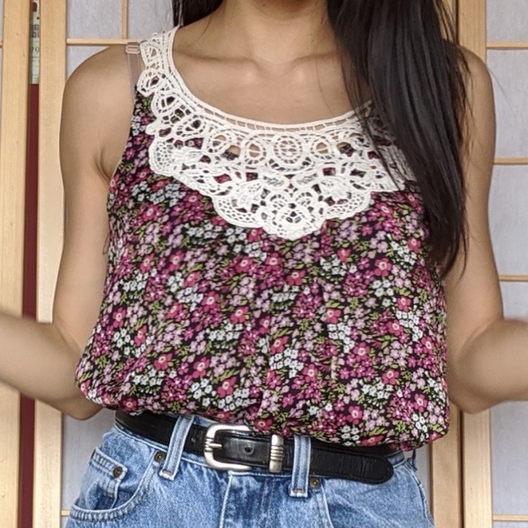 Lace floral print sleeveless blouse - Picture 2 of 7
